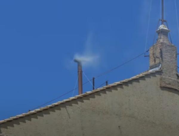 Humo blanco saliendo de la Capilla Sixtina