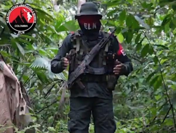 El Eln señaló que los funcionarios fueron retenidos con su armamento “de donación”.
