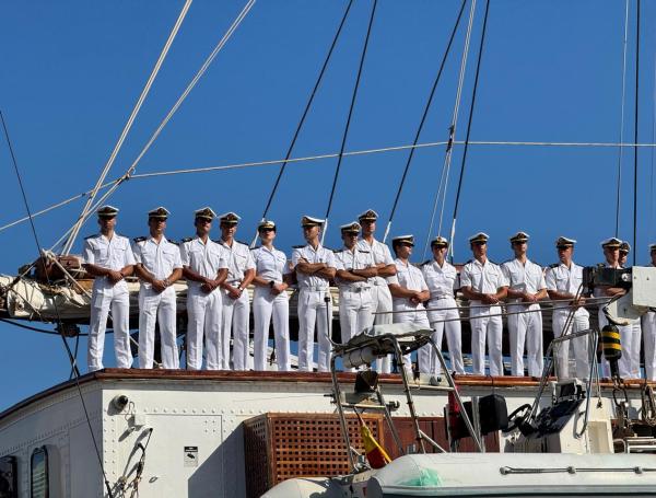 Guardiamarinas del buque español Juan Sebastián de Elcano