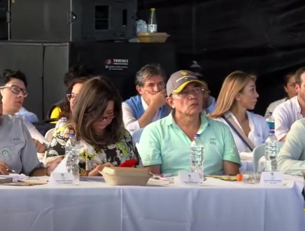 Gustavo Bolívar, mientras escuchaba el discurso del presidente Petro en Tibú, Norte de Santander.
