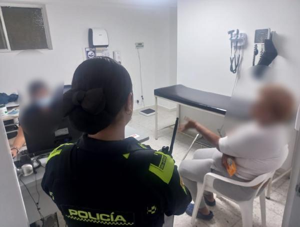 Adulta mayor, obligada a vivir en el antejardín de su casa en Cali.