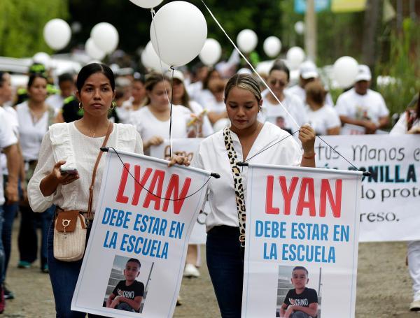 Marcha en el sur de Cali con miembros de comunidad educativa del colegio Anglo Americano.
