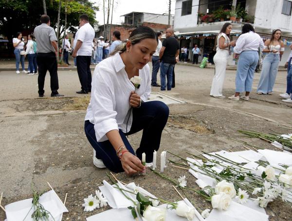 Alcaldesa de jamundí, Paola Castillo, en plantón en Potrerito con flores y velas.