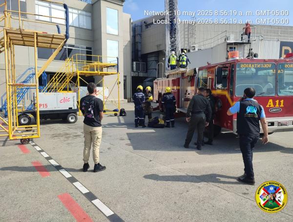 Bomberos atienden emergencia. Un hombre se subió a una luminaria del aeropuerto Alfonso Bonilla.