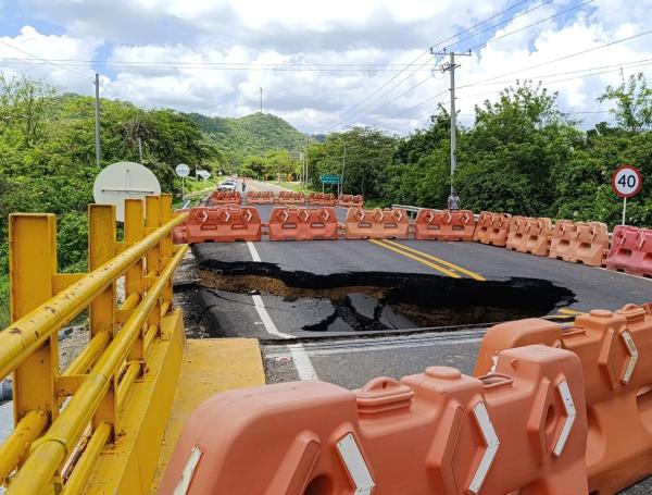 Cierre total de la Vía Cartagena B/quilla, a la altura del Km 74+900.