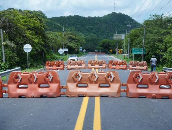 Cierre total de la Vía Cartagena B/quilla, a la altura del Km 74+900.