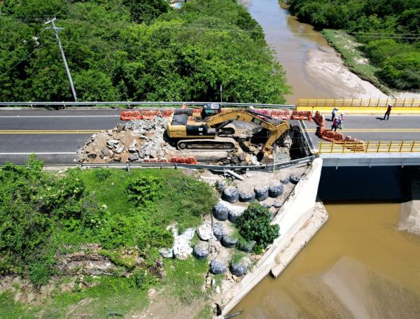 Cierre total de la Vía Cartagena B/quilla, a la altura del Km 74+900.