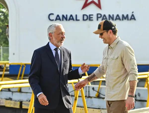 Ricaurte Vásquez (izq.) junto al secretario de Defensa de EE. UU., Pete Hegseth, en una visita de este último al canal, el 8 de abril.