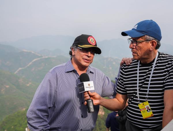 El presidente Gustavo Petro en la Gran Muralla China.
