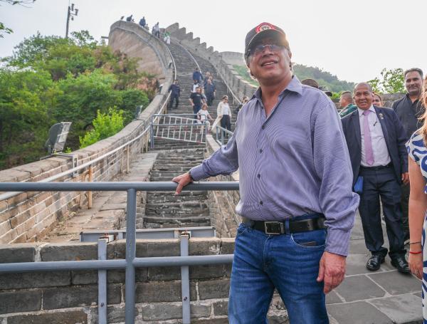 El presidente Gustavo Petro en la Gran Muralla China.