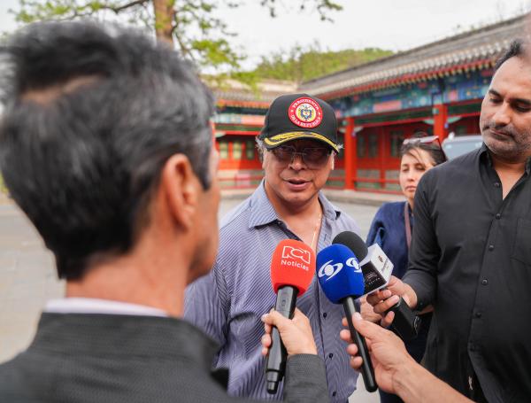 El presidente Gustavo Petro en la Gran Muralla China.