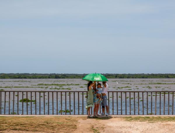 TURISTAS Y CALOR