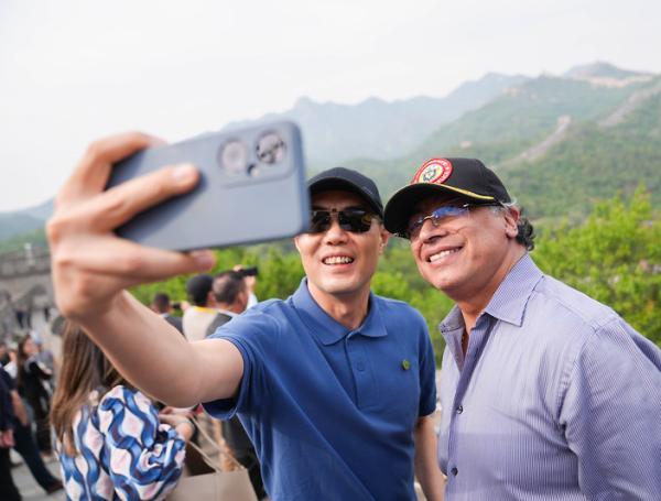 Embajador Zhu Jingyang y presidente Gustavo Petro en Muralla China, 12 de mayo de 2025