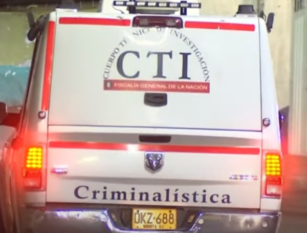el cuerpo presentaba varios orificios de bala en la espalda.