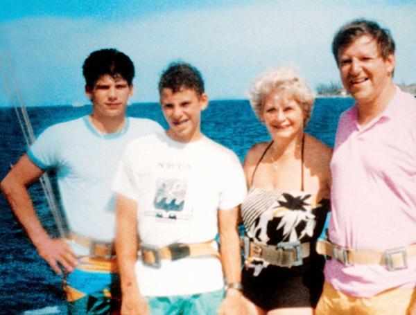 Los hermanos Menéndez junto a sus padres.
