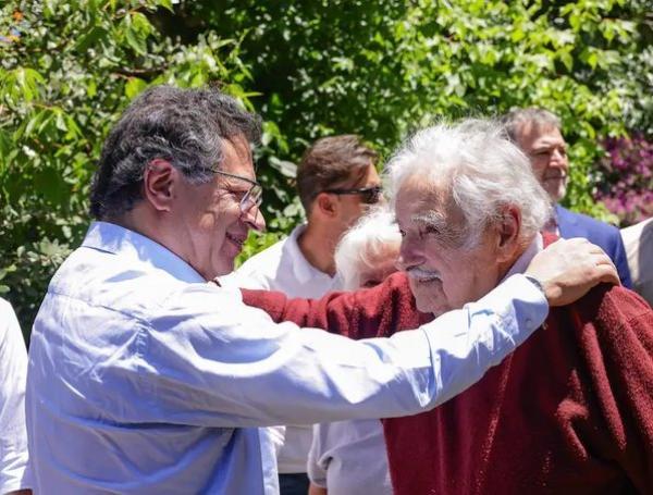 El presidente Gustavo Petro junto a José 'Pepe Mujica'.