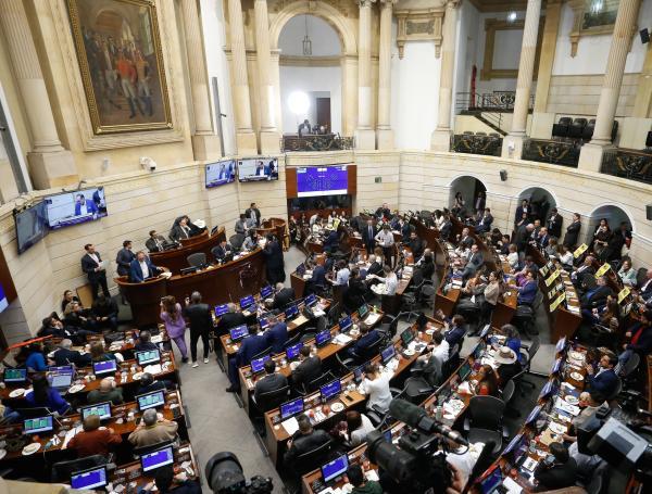 En este momento cada una de las bancadas intervienen para debatir la consulta popular.