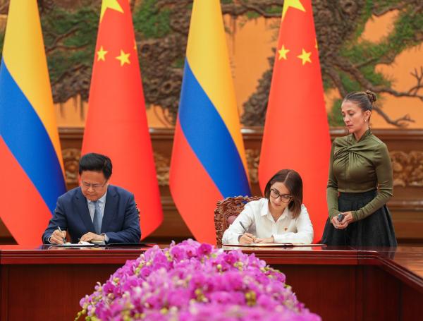 La canciller Laura Sarabio firmó el memorando de entendimiento con China.