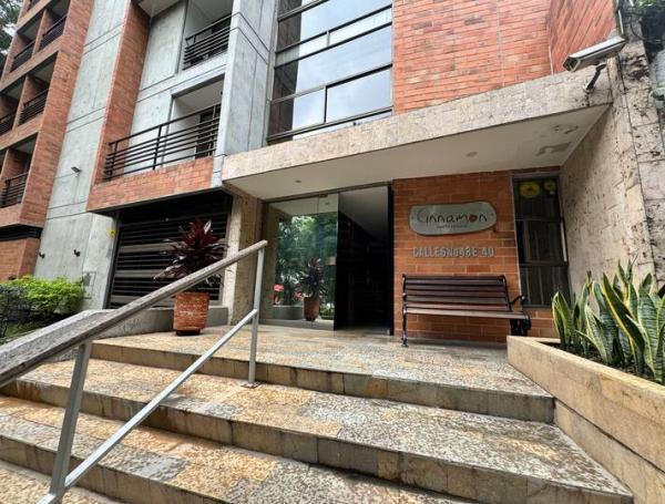 En este edificio residencial de El Poblado se hospedaba el docente.