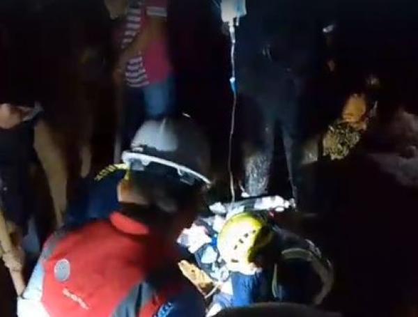 Del rescate participaron bomberos  de Chinchiná y conductores que cruzaban por la zona.