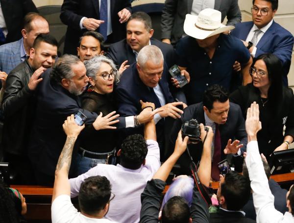 Se hunde la consulta popular y revive la reforma laboral en una enardecida sesión en el Congreso