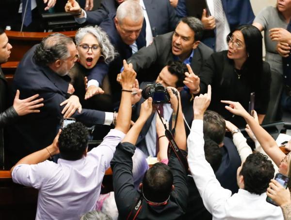 Se hunde la consulta popular y revive la reforma laboral en una enardecida sesión en el Congreso