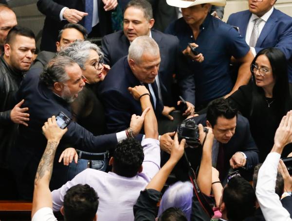 Se hunde la consulta popular y revive la reforma laboral en una enardecida sesión en el Congreso