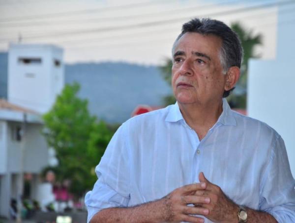 la Fiscalía acusó al exmandatario  por el delito de contrato sin cumplimiento de requisitos legales.