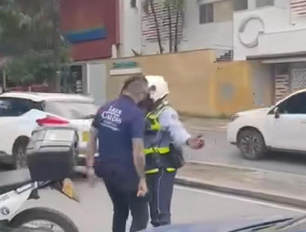 Sujeto que lanzó insultos a agente de tránsito en Cali