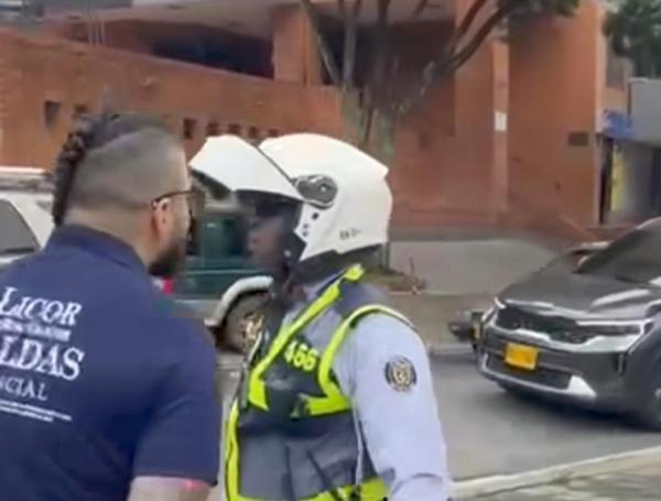 Sujeto que lanzó insultos a agente de tránsito en Cali