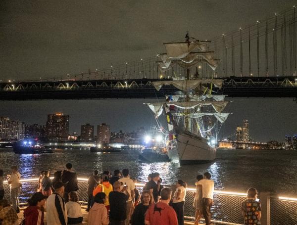 Nueva York, velero se estrella en puente de Brooklyn
