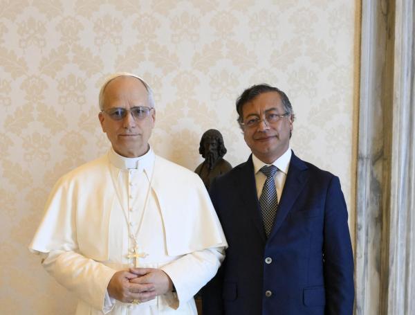 Papa Leon XIV con el presidente Gustavo Petro.