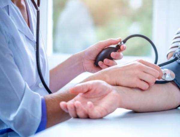 La hipertensión arterial puede no presentar síntomas, pero puede causar complicaciones graves como infartos cerebrales.