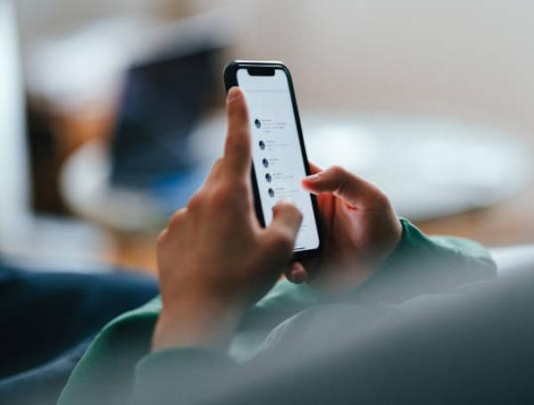 Profesora acosa a estudiante por WhatsApp