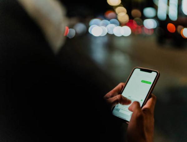 Profesora acosa a estudiante por WhatsApp