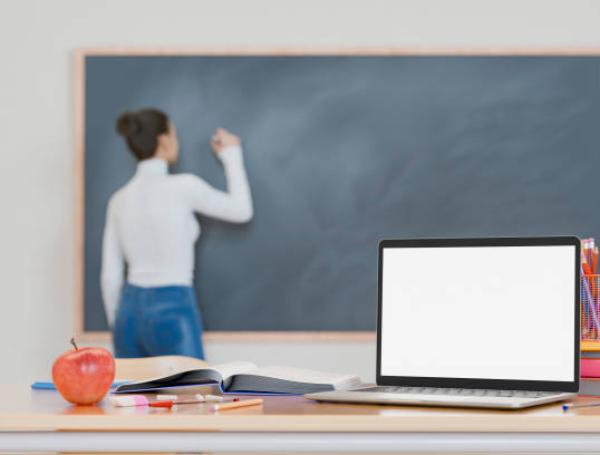 Profesora acosa a estudiante por WhatsApp