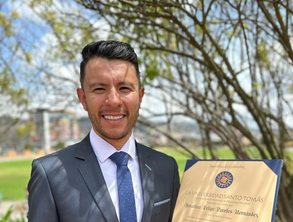 Jonathan Paredes, tras alejarse del ciclismo profesional, se graduó como abogado.