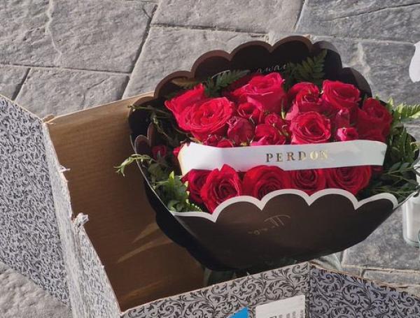 Rosas con "perdón" aparecieron en el salón de belleza de Valeria Márquez.