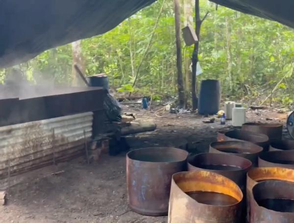 También se encontraron 400 galones de líquidos precursores