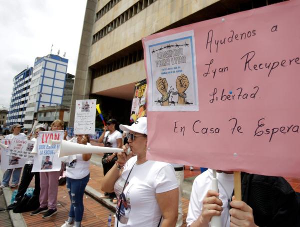 Plantón realizado frente a la gobernación del Valle por el niño secuestrado, el 3 de mayo.
