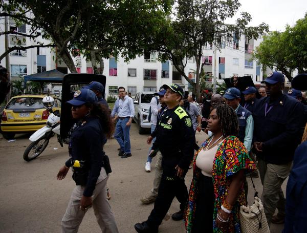 Francia Márquez visitó zona afectada por el atentado en el barrio Los Lagos, en el oriente de Cali.