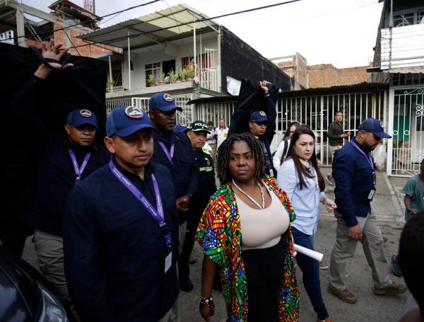 Francia Márquez visitó zona afectada por el atentado en el barrio Los Lagos, en el oriente de Cali.