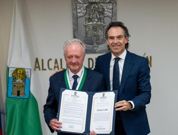 El alcalde de Medellín le entregó el reconocimiento al empresario Arturo Calle en la mañana del 20 de mayo.