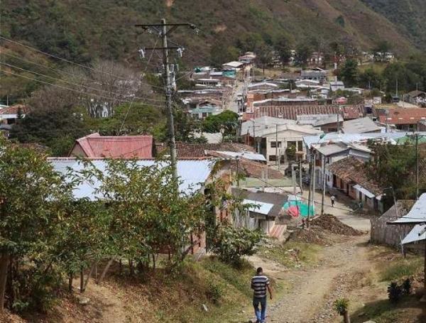 Los vecinos dicen que varios hombres armados llegaron y dispararon contra los asistentes.