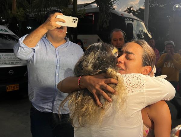 La alcaldesa de Jamundí, con la mamá del niño liberado.