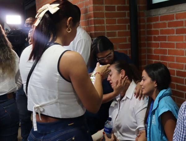 Familiares en la clínica Valle del Lili, donde el niño aún era sometido a chequeos médicos.