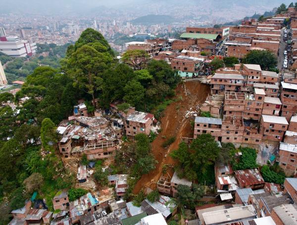 El hecho ocurrió a las 2:00 a. m., cuando el talud agrietado cedió y sepultó tres viviendas.