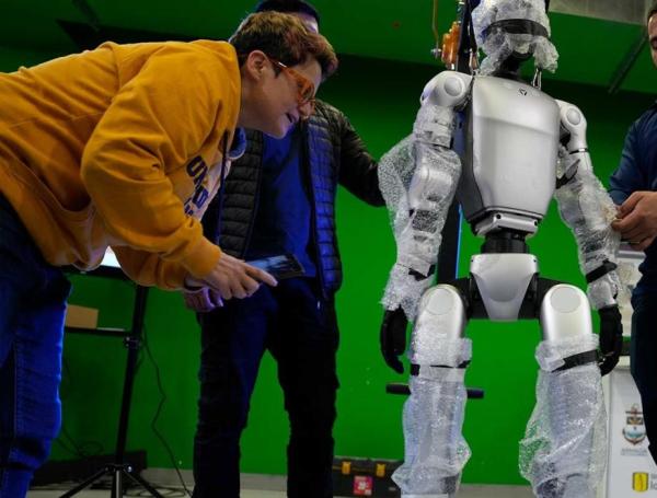 Aura, el robot de la universidad de Los Andes