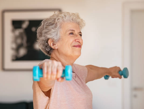 El entrenamiento de fuerza progresivo y personalizado es fundamental para envejecer con salud y autonomía.