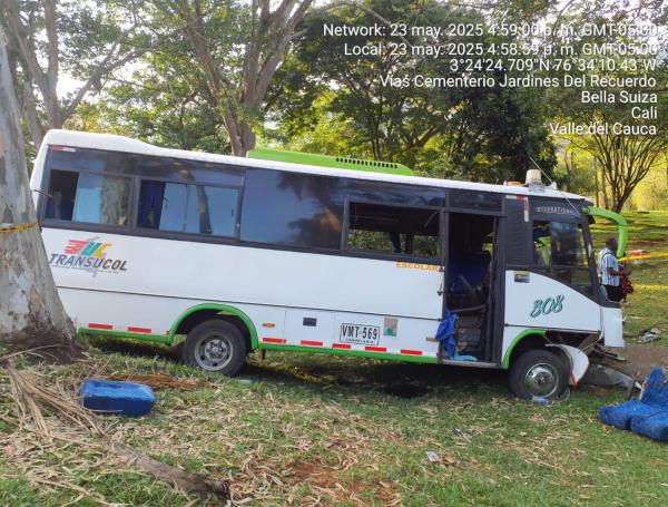 Imágenes del accidente de un bus adentro de un cementerio en Cali.